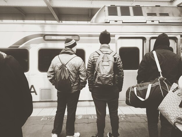 Foto passeggeri in attesa alla stazione della metropolitana