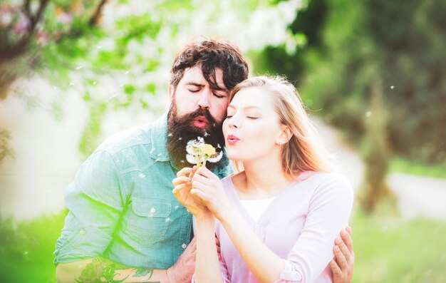 Passie en sensuele aanraking jonge mooie paar wandelen in lente park mooi paar verliefd buiten