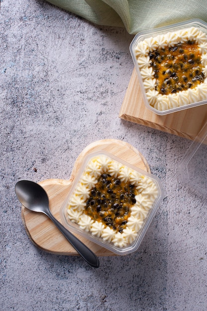 Passievruchtcake in de pot voor levering. Bovenaanzicht. Ruimte kopiëren.