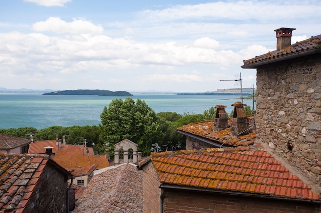 Passignano sul Trasimenoタウンビュー、ウンブリア、イタリア。トラジメーノ湖のランドマーク