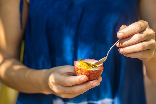 パッションフルーツはスプーンで食べる