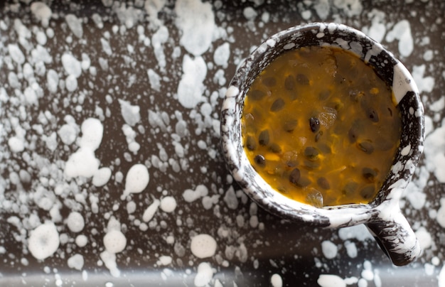 Foto succo di frutto della passione in una bella tazza in ceramica