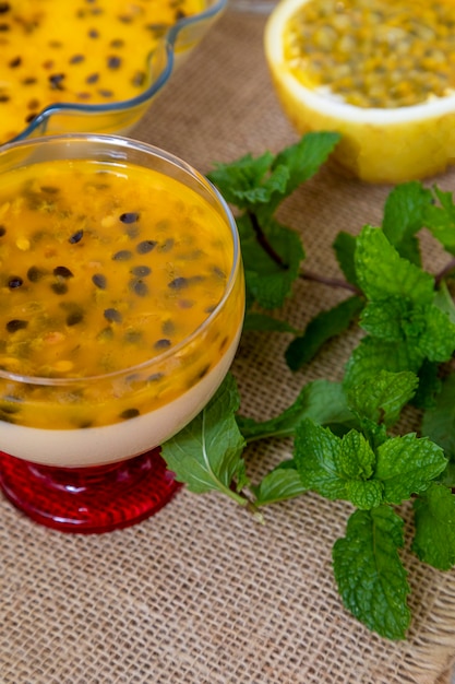 Mousse al frutto della passione servita in ciotola.