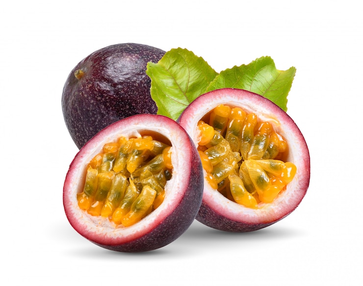 Photo passion fruit with leaf on white