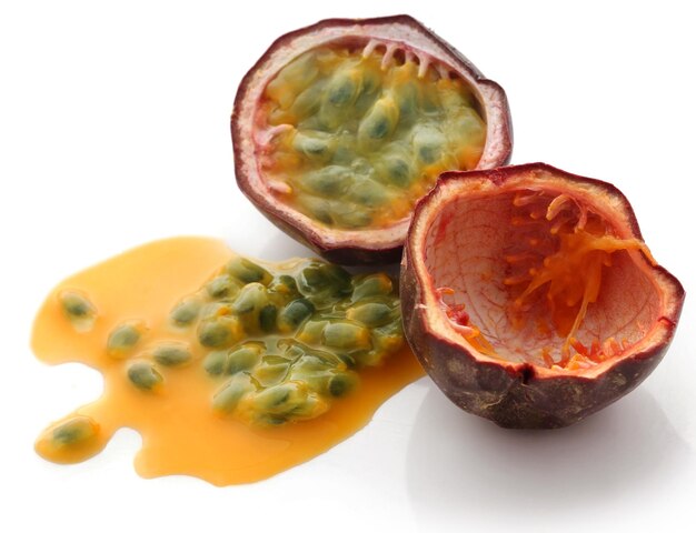 Photo passion fruits sliced over white background