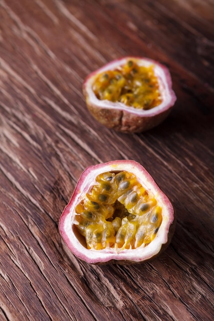 Foto frutti della passione su tavola di legno