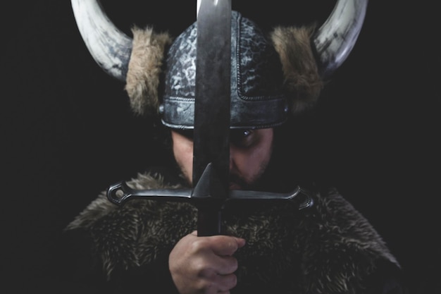 Страсть, воин викингов с железным мечом и шлемом с рогами