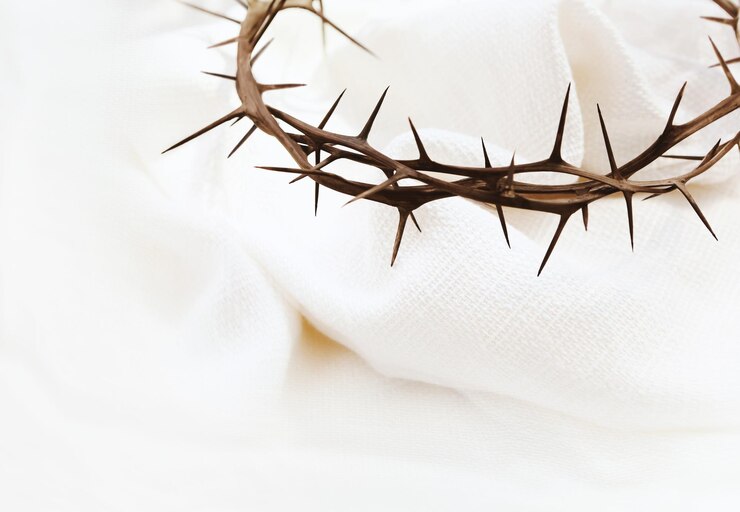 Photo passion week and easter background with a crown of thorns symbolizing jesus suffering on the cross