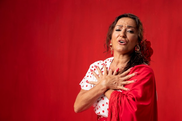 Foto ballerina di flamenco appassionata ed elegante