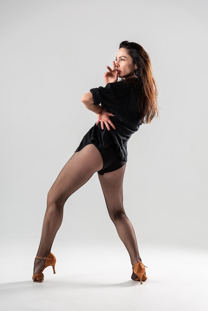 Photo passionate latina dancer in the studio