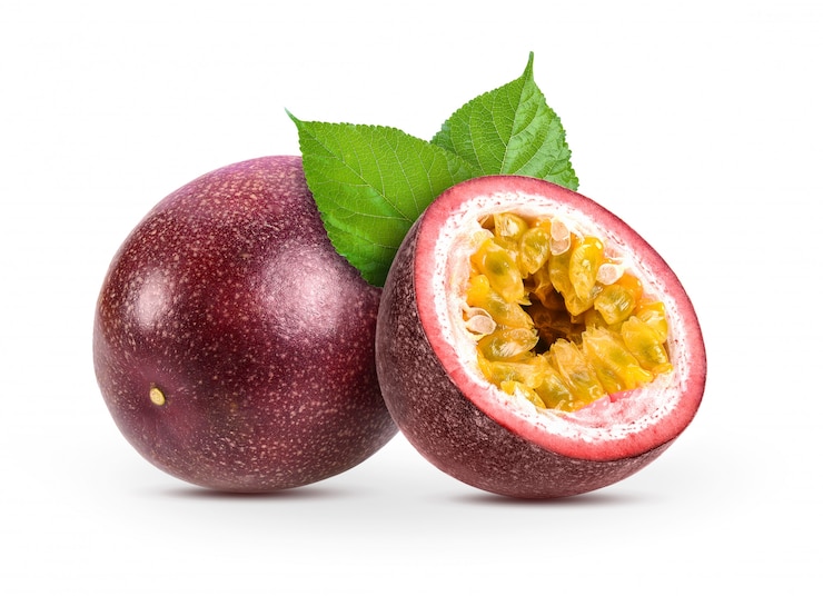 Photo passionfruits isolated