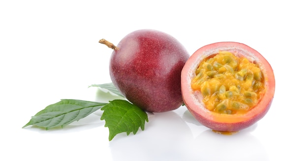 흰색 배경에 고립 된 녹색 잎 Passionfruits