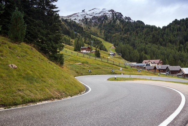 Passo Pordoi. Bergweg - serpentijn in de bergen Dolomieten, Italië