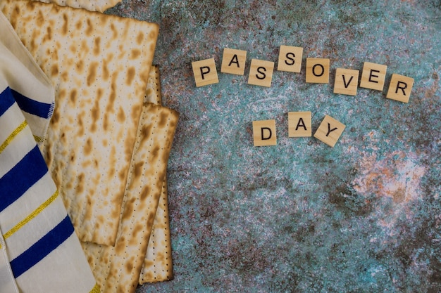 Photo passover celebrating of great jewish family holiday symbols with kosher matzah traditional tallit