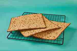 Photo passover celebration concept jewish holiday passover a stack of matzo on a blue background