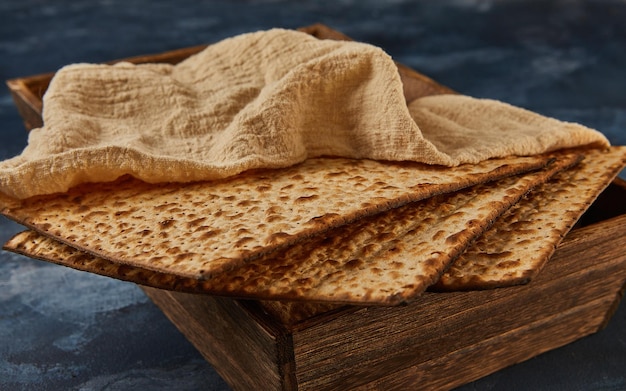 Photo passover celebration concept jewish holiday passover a stack of matzos on blue marble