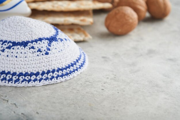 유월절 축하 개념 Matzah red kosher 및 walnut 전통 의식 유대인 빵 matzah kippah 및 tallit on old concrete background 유월절 음식 Pesach Jewish 휴일