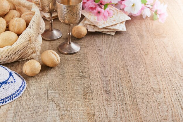 Passover viering concept Matzah rode kosher en walnoot op houten vintage tafel tafel voor de lente bloesem boom tuin en bloemen landschap met zonnestralen met kopie ruimte Mock up