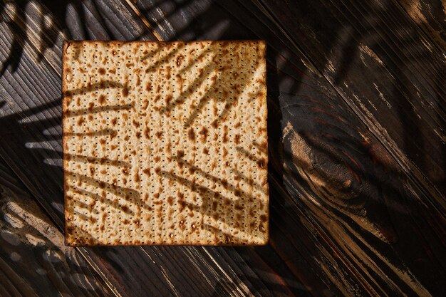 Foto passoverviering concept joodse feestdag passover stapel matzo op een houten achtergrond