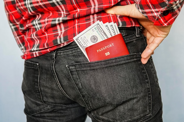 미국 달러가 있는 청바지 뒤 주머니에 있는 여권