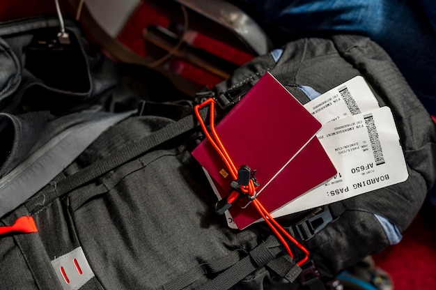 Паспорт на рюкзаке в аэропорту в ожидании путешествия. мягкий фокус. Фото высокого качества
