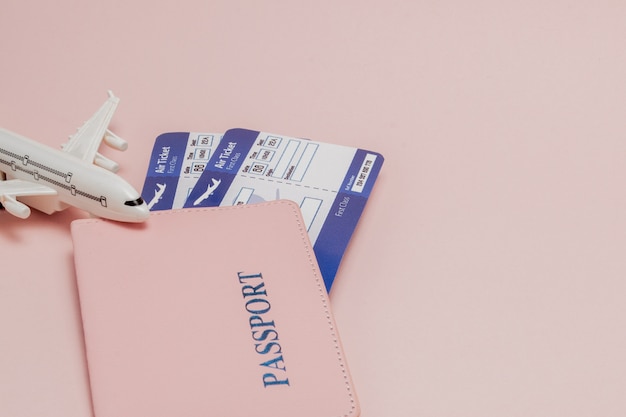 사진 여권, 달러, 비행기 및 분홍색 배경에 항공권. 여행 컨셉, 복사 공간
