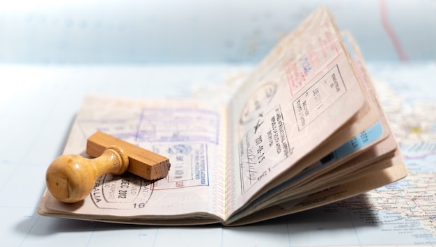Foto pagine del passaporto con molti timbri di visto