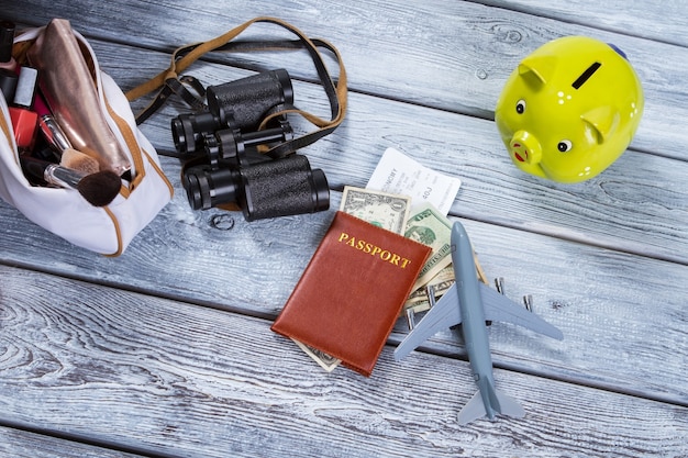 Foto passaporto e un aereo giocattolo.