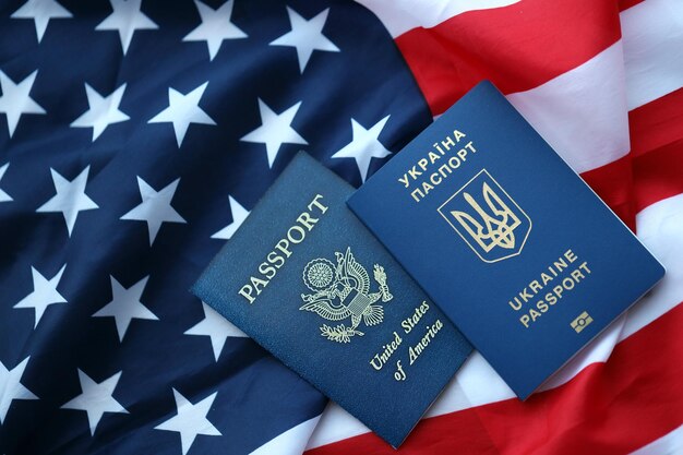우크라이나의 여권과 미국 여권, 미국 발을 접은 모습