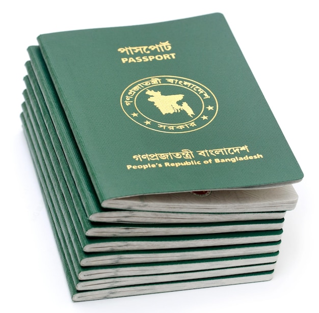 Passaporti del bangladesh su sfondo bianco
