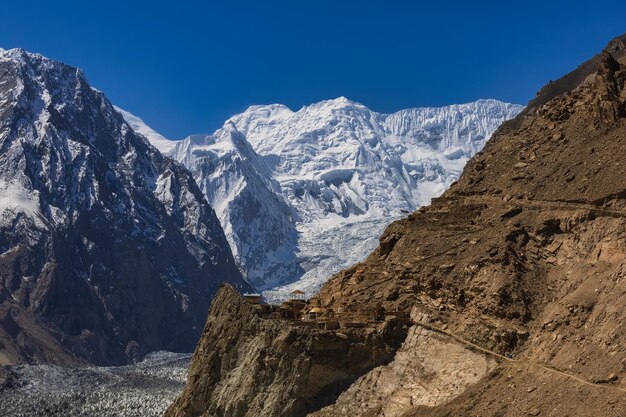 Foto passu-gletsjer ligt aan de zuidkant van het dorp passu in het noorden van pakistan