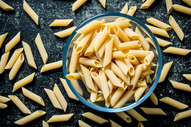 Pasta achtergrond Droge pasta in een kom