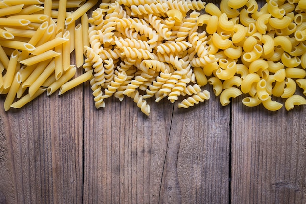 Pasta achtergrond rauwe macaroni textuur achtergrond penne pasta en spiraalvormige pasta ongekookte heerlijke pasta voor het koken van voedsel
