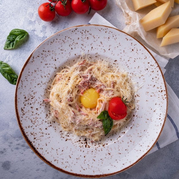 Pasta alla carbonara, pancetta, uova, parmigiano e salsa di panna. vista dall'alto. avvicinamento