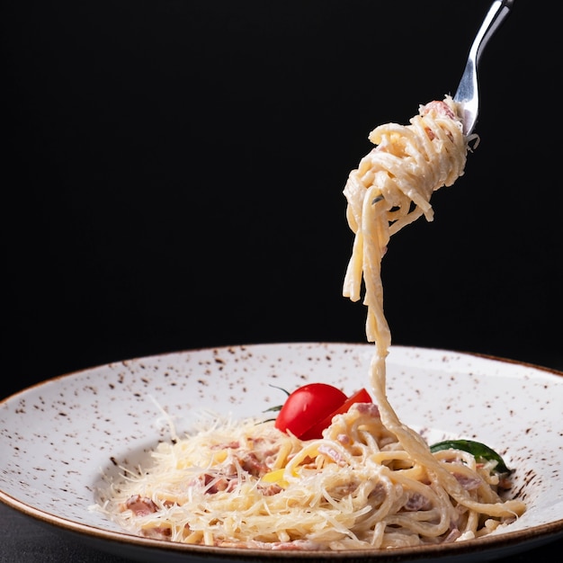 Pasta alla carbonara su un nero.