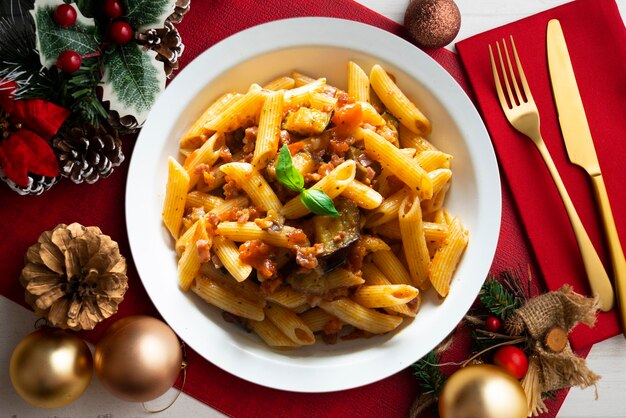 Pasta alla norma traditioneel Italiaans recept Gerecht geserveerd op een tafel met kerstversiering