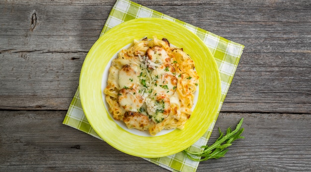 Foto cuocere la pasta con broccoli e pollo