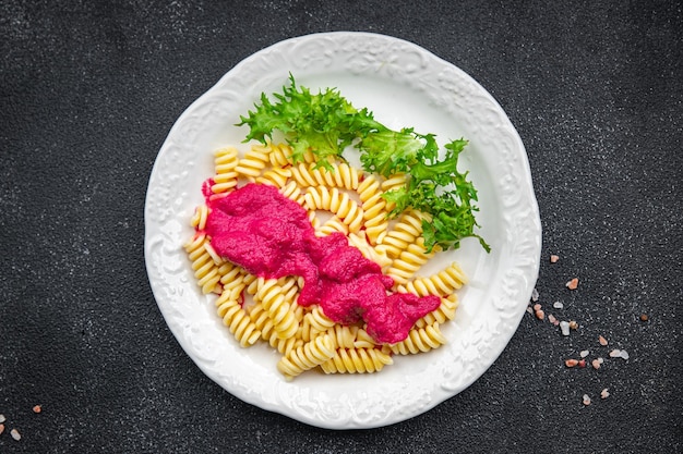 pasta bietensaus groente fusilli rode biet vers voedsel maaltijd snack vegetarisch eten op tafel