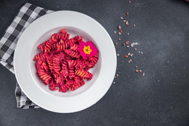 pasta bietensaus rode biet groente eten maaltijd eten snack op tafel kopie ruimte voedsel achtergrond