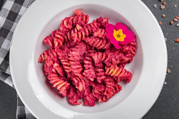 pasta bietensaus rode biet groente eten maaltijd eten snack op tafel kopie ruimte voedsel achtergrond