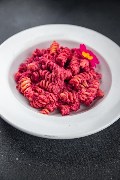 pasta bietensaus rode biet groente eten veganistische maaltijd eten snack vegetarisch eten op tafel