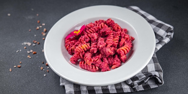 pasta bietensaus rode biet groente eten veganistische maaltijd eten snack vegetarisch eten op tafel