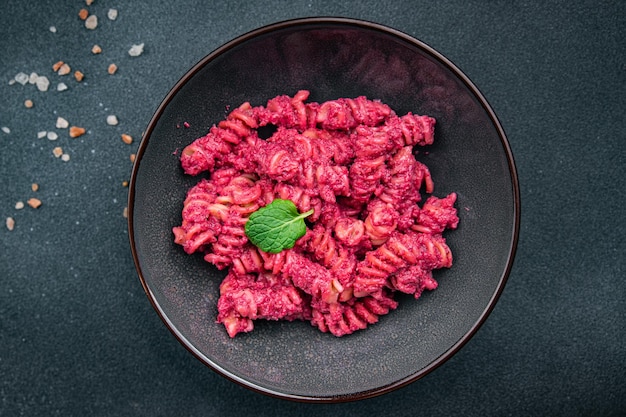 pasta bietensaus rode biet groente eten veganistische maaltijd eten snack vegetarisch eten op tafel