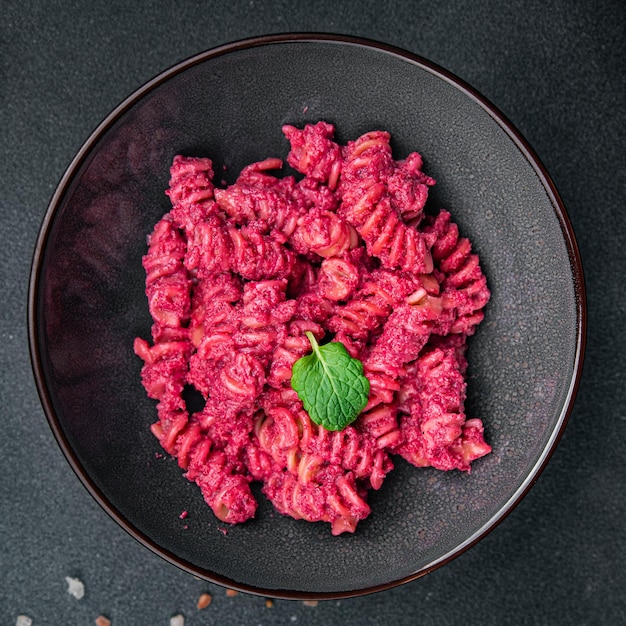 pasta bietensaus rode biet groente eten veganistische maaltijd eten snack vegetarisch eten op tafel