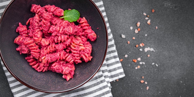 pasta bietensaus rode biet groente eten veganistische maaltijd eten snack vegetarisch eten op tafel