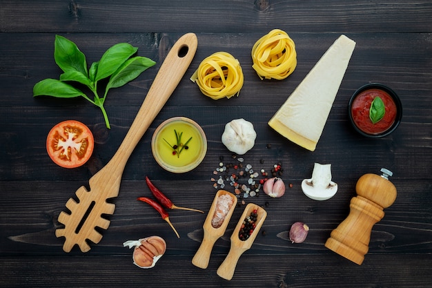 La pasta su fondo in legno nero.