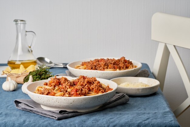 Pasta Bolognese Linguine met gehakt en tomaten. Italiaans diner voor twee