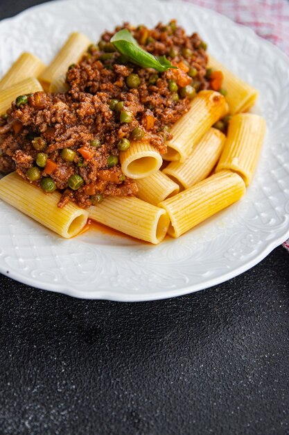 파스타 볼로네즈 (Bolognese) - 은 고기와 채소 소스, 식사, 테이블에 있는 간식, 복사 공간 음식