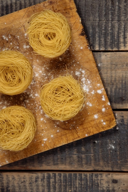 Foto secchio di pasta per la cottura della pasta su sfondo nero