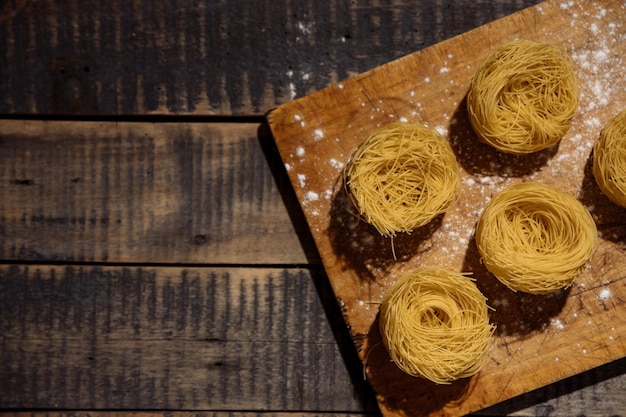 Foto secchio di pasta per la cottura della pasta su sfondo nero